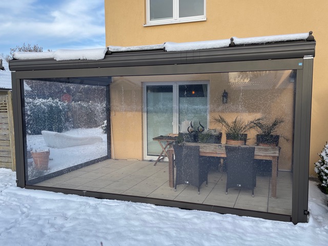 Wintergarten-light im Schnee mit sturmsicheren Wetterschutzrollo
