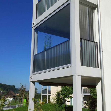 Wetter-Rollo am Balkon verbaut