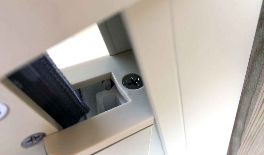 Zip-Spannsystem hält Folie windstabil in den Führungsschienen