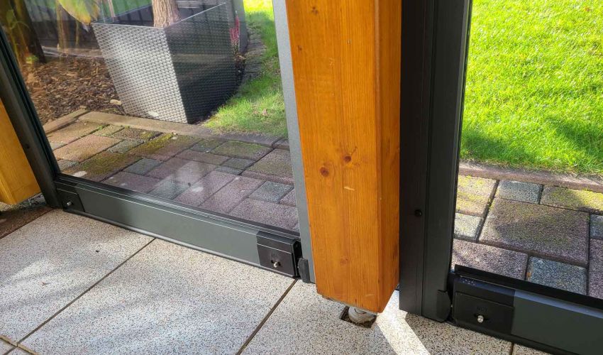 Wetterschutzrollo benötigt kein Betonfundament – im Gegensatz zu Glaselementen