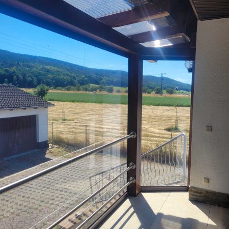 Schmales Wetter-Rollo als Tür für Veranda