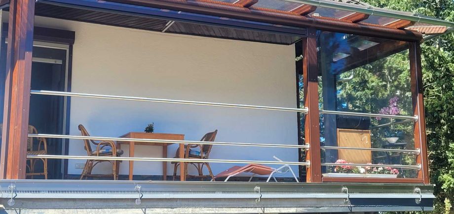 Veranda mit Wetter-Rollo als Raumvergrößerung