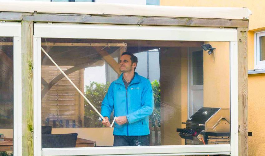 Klarsichtfolie wird manuell oder per Motor in Kassette eingerollt