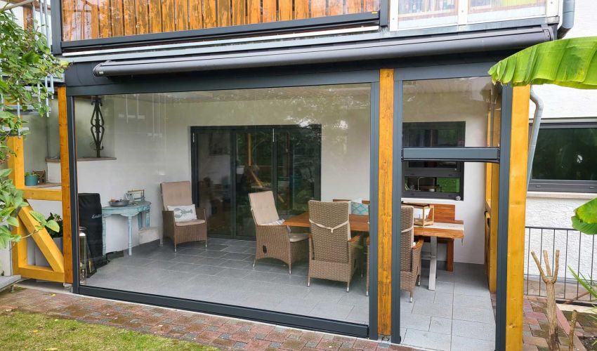 Maßgefertigtes Wetterschutzrollo mit Türfunktion eingebaut