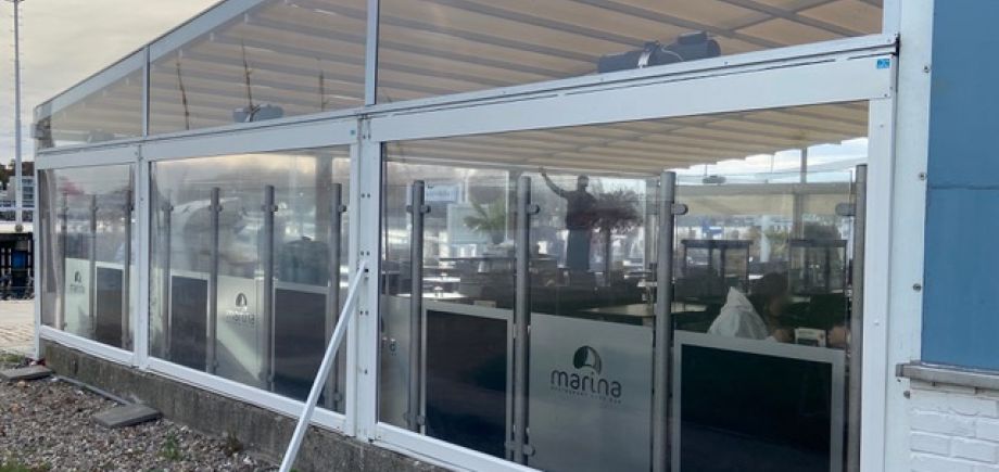 Restaurant Aussenfläche mit Wetterschutzrollo