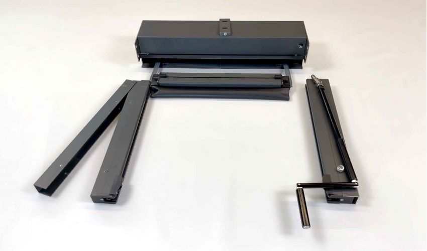 Wetter-Rollo als Komplettsystem: Kassette, Folie und seitliche Zip-Führung