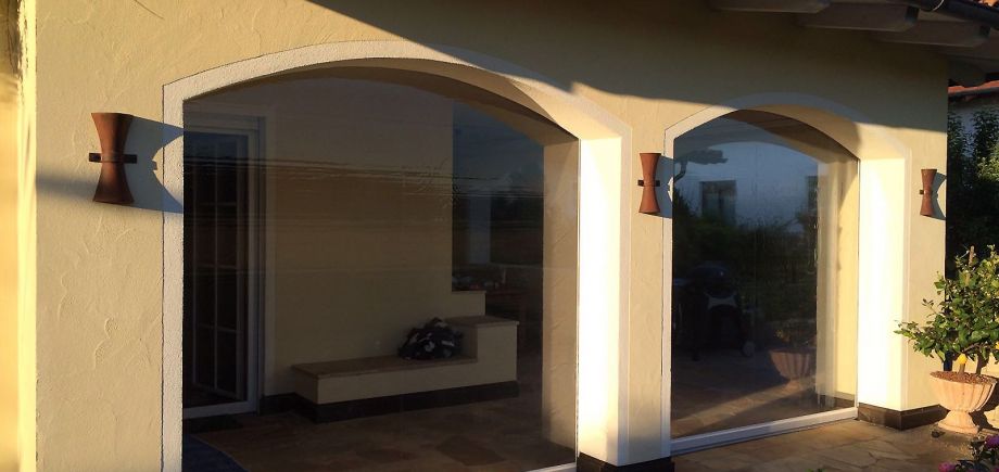 Patio mit Rundbögen, verschlossen mit Wetter-Rollo