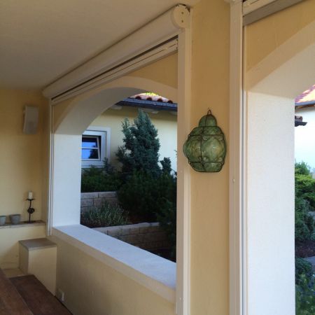 Patio mit Innenansicht auf Wetter-Rollo