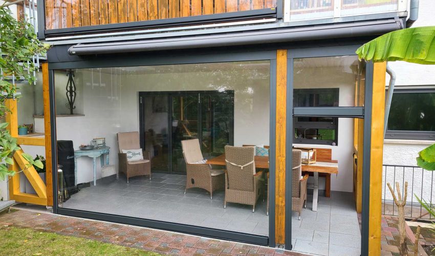 Maßgefertigtes Wetterschutzrollo mit Türfunktion eingebaut