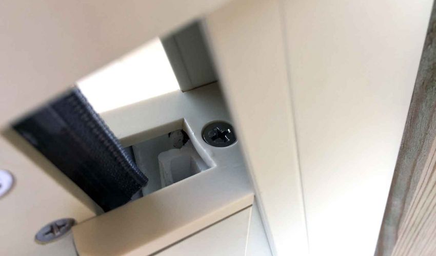 Zip-Spannsystem hält Folie windstabil in den Führungsschienen