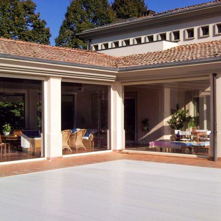 Poolbereich mit Wetter-Rollos