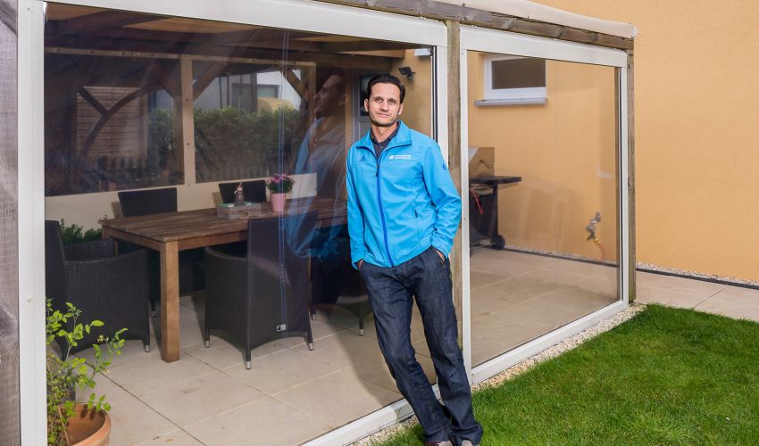 Folie des Wetterschutzrollos bleibt stabil beim Anlehnen